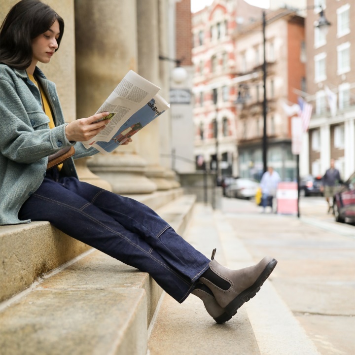 حذاء طويل أصلي للنساء لون رمادي مغبر