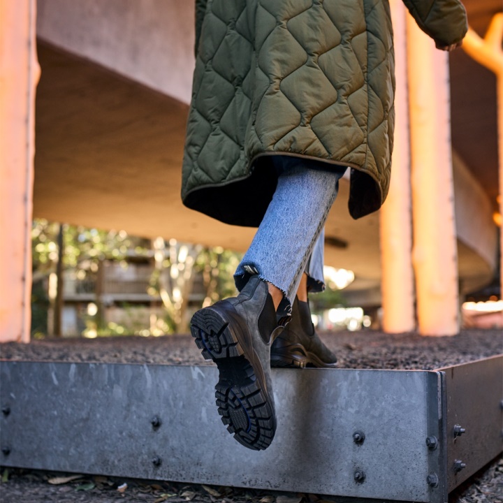 جزمة تشيلسي العروة النسائية ريفي أسود Blundstone